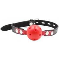 Дышащий кляп-шар красного цвета на черно-красном ремне