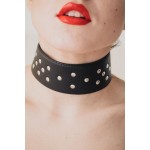 Широкий кожаный чокер с заклепками